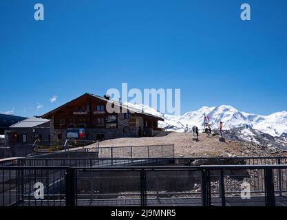 Vista del ristorante Rothorn che torreggia maestosamente sulla cima del Rothorn. È uno dei punti panoramici più affascinanti delle alpi Zermatt Foto Stock