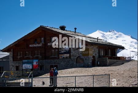 Vista del ristorante Rothorn che torreggia maestosamente sulla cima del Rothorn. È uno dei punti panoramici più affascinanti delle alpi Zermatt Foto Stock