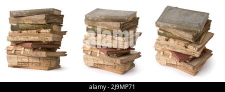 mucchio di vecchi libri strappati, pagine scolorite e rovinate, isolato su sfondo bianco, preso in diverse angolazioni, collezione Foto Stock