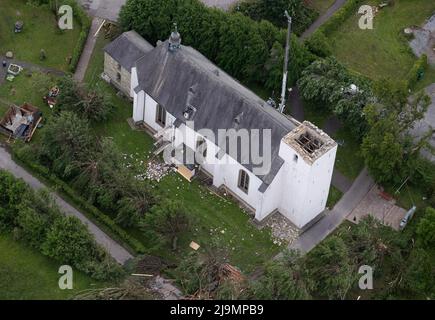 Lippstadt, Germania. 24th maggio 2022. La foto aerea mostra la chiesa danneggiata di San Clemente. La torre della chiesa era stata distrutta da un tornado nel 20.5.2022 e aveva anche causato danni enormi nella città. Credit: Friso Gentsch/dpa/Alamy Live News Foto Stock