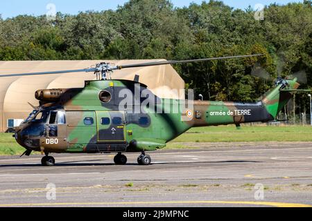 Esercito francese Aerospatiale SA330B elicottero Puma in un aerolinbase in Francia. Agosto 24, 2016 Foto Stock