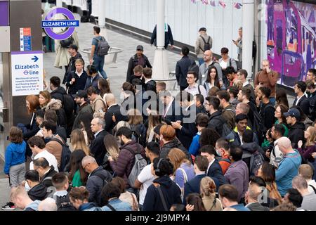 Un falso allarme antincendio crea una stazione affollata di Paddington il giorno in cui la Elizabeth Line della capitale apre finalmente, il 24th maggio 2022, a Londra, in Inghilterra. L'Elizabeth Line è il più recente sistema ferroviario sotterraneo di Londra che opera tra Paddington e Abbey Wood, ma ha aperto in modo controverso tre anni e mezzo di ritardo, con un budget di 4bn sterline in eccesso. Foto Stock