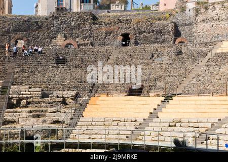 Vista dei posti a sedere all'aperto del Teatro 2 Romano semicircolare di Catania (Teatro Romano di Catania), Catania, Sicilia, Italia. (129) Foto Stock