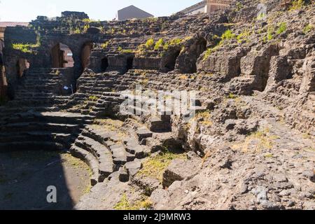 Odeon: Vista di posti a sedere all'aperto (il più piccolo dei due sul sito) semicircolare Teatro dell'auditorium romano Odeon / Teatro di Catania (Teatro Romano di Catania), Catania, Sicilia, Italia. (129) Foto Stock