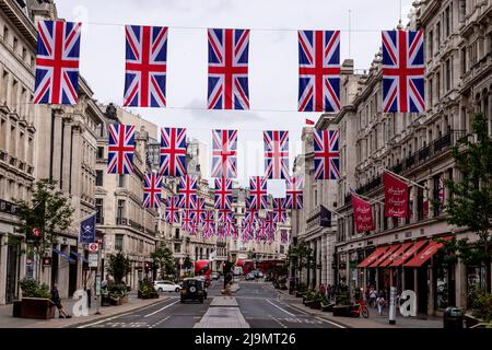 Row After ROW of Union Jacks è pronto per il Giubileo del platino della Regina nel 2002, preso il 21st maggio 2022. Foto Stock