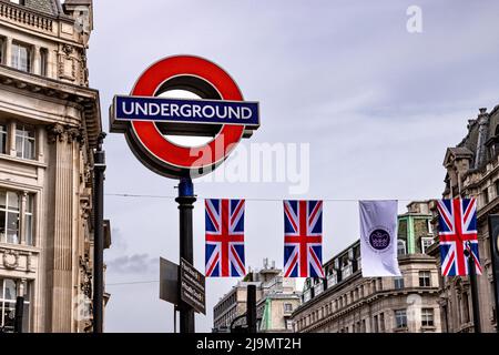 Cartello della stazione della metropolitana su Regent Street pronto per le bandiere del Giubileo, preso il 21st maggio 2022. Foto Stock