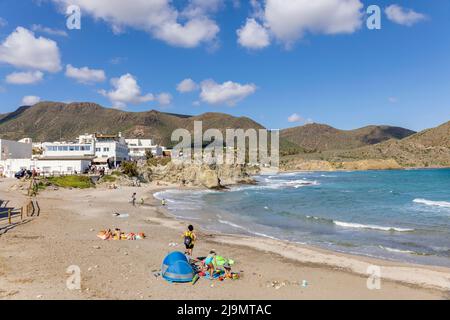 Spiaggia di la Isleta del Moro conosciuta anche come la Isleta, Parco Naturale Cabo de Gata-Nijar, Cabo de Gata, Provincia di Almeria, Andalusia, Spagna meridionale. Il Foto Stock