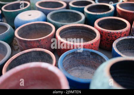 Pentole di argilla vuote e multicolore. Ornamento decorativo di vasaio antico Foto Stock