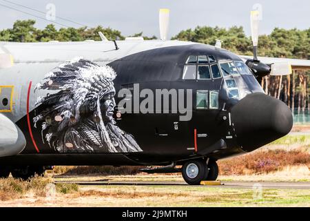 Speciale aereo da trasporto Hercules C-130H con verniciatura Lockheed dell'Aeronautica militare belga presso la base aerea Kleine-Brogel. Settembre 8, 2018 Foto Stock