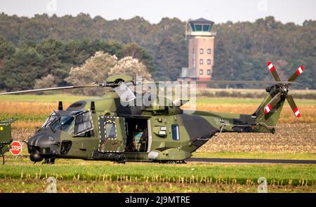 Elicottero dell'Esercito Tedesco NH90 in folle prima del decollo sulla base aerea di Deelen. Paesi Bassi - 11 ottobre 2018 Foto Stock