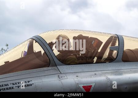 Pilota nell'abitacolo di uno speciale aereo da caccia Dassault Rafale dipinto che tassava verso la pista dell'Airbase Mont-de-Marsan. Francia - 17 maggio 201 Foto Stock