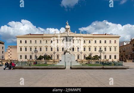 Palazzo della Provincia e Statua del Re Vittorio Emanuele II, Piazza Italia, Sassari, Sardegna, Italia Foto Stock