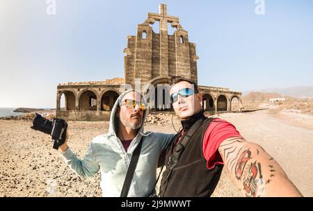 I migliori amici avventurosi che prendono selfie in un posto abbandonato a Tenerife - Wanderlust viaggio stile di vita godendo di momenti e condividere la felicità - viaggio Toge Foto Stock