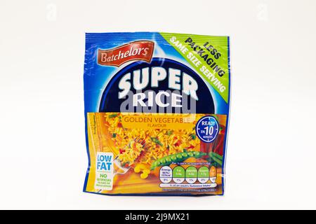 Irvine, Scotland, UK - 18 maggio 2022: Batchelors branded Golden Vegetable super riso in sacchetto che mostra i simboli relativi di energia Foto Stock