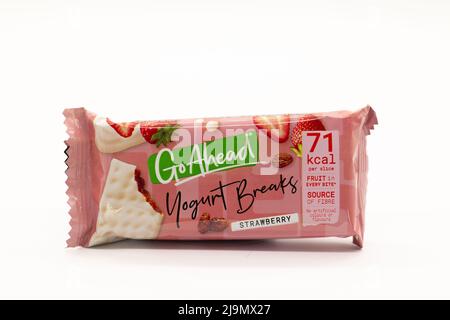 Irvine, Scozia, Regno Unito - 18 maggio 2022: Passi pure yogurt fragola Breaks dal marchio United Biscuits in imballaggi che attualmente non è riciclabile Foto Stock