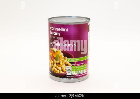 Irvine, Scotland, UK - 18 maggio 2022: Fagioli Cannellini di marca Sainsbury in scatola riciclabile ed etichetta di carta. Foto Stock