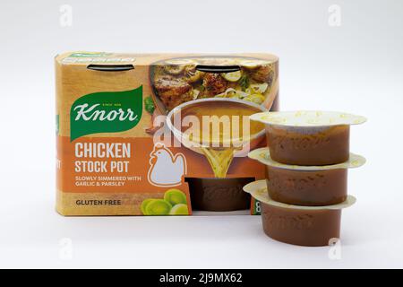 Irvine, Scozia, UK - 18 maggio 2022: Pentole di brodo di pollo Knorr in una scatola di cartone con fondo bianco. La confezione è riciclabile e contiene il simbolo Foto Stock