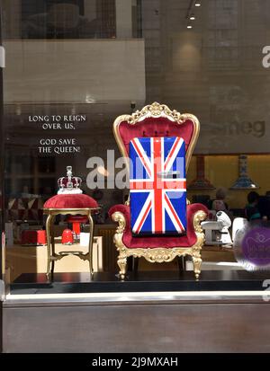 Regent Street, Londra, Regno Unito. 24th maggio 2022. Queen's Platinum Jubilee, frigorifero con vetrata SMEG. Credit: Matthew Chattle/Alamy Live News Foto Stock