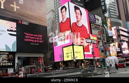 24 maggio 2022, New York, USA: (NUOVO) il nuovo album di Harry StyleÃ¢â‚¬â„¢HarryÃ¢â‚¬â„¢s House on Billboards at Times Square. 24 maggio 2022 2022, New York, USA: Harry's House è il terzo album in studio del cantante e cantautore inglese Harry Styles, pubblicato il 20 maggio 20 dalla Columbia e dalla Erskine Records. Questo album è stato preceduto dai singoli ''As IT Was'' e ''Late Night Talking'', e ha ricevuto recensioni positive da parte dei critici musicali. Harry's House apre con 61.430 vendite, con 42.063 da fisico, 16.408 da stream e 2.959 da download e ora è diventato l'album più veloce di vendita del 2022 Foto Stock