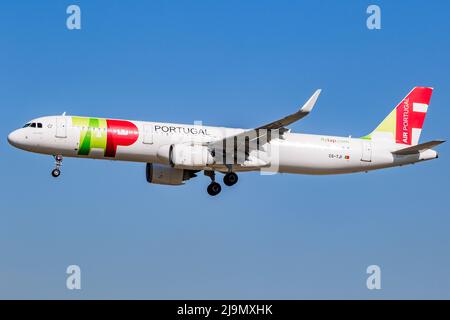 TAP Air Portugal Airbus A321 volo passeggeri in finale all'aeroporto di Francoforte, Germania - 11 settembre 2019 Foto Stock