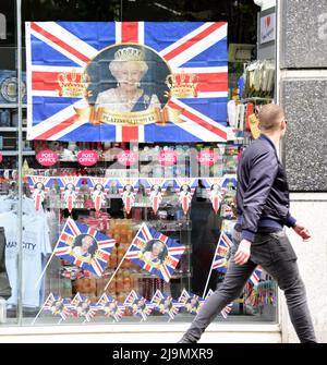 Manchester, Regno Unito, 24th maggio 2022. Negozi e rivenditori iniziano a decorare per celebrare il Giubileo del platino della Regina 2022. Nel 2022, sua Maestà la Regina diventerà il primo monarca britannico a celebrare un Giubileo del platino dopo 70 anni di servizio. Il Platinum Jubilee Central Weekend si svolge dal 2nd al 5th giugno. Venerdì 3rd giugno è un giorno festivo extra, che si traduce in un week-end di quattro giorni. Credit: Terry Waller/Alamy Live News Foto Stock