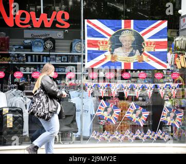 Manchester, Regno Unito, 24th maggio 2022. Negozi e rivenditori iniziano a decorare per celebrare il Giubileo del platino della Regina 2022. Nel 2022, sua Maestà la Regina diventerà il primo monarca britannico a celebrare un Giubileo del platino dopo 70 anni di servizio. Il Platinum Jubilee Central Weekend si svolge dal 2nd al 5th giugno. Venerdì 3rd giugno è un giorno festivo extra, che si traduce in un week-end di quattro giorni. Decorazioni nella finestra di un negozio di articoli vari e postali nel centro di Manchester, Regno Unito. Credit: Terry Waller/Alamy Live News Foto Stock