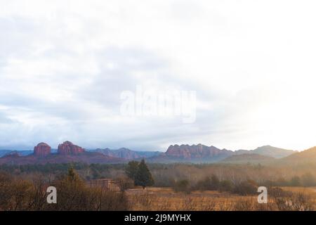 La vista di Cathedral Rock a Sedona, Arizona. Le imponenti formazioni rocciose nel paesaggio del Red Rock state Park. Foto Stock