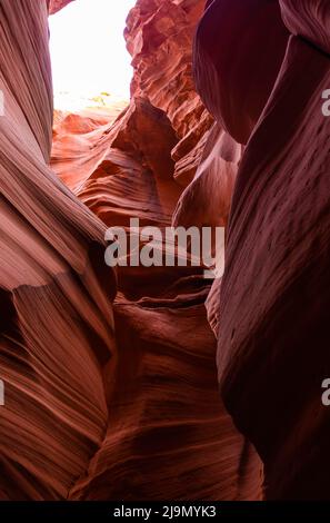 Splendida vista grandangolare di incredibili formazioni di arenaria nel famoso Antelope Canyon, Arizona, USA Foto Stock