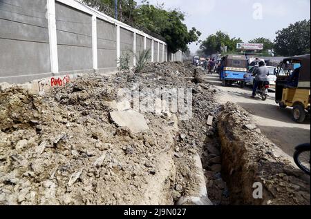 Vista della costruzione incompleta del sistema fognario come la lentezza dei lavori di costruzione sta creando problemi per i pendolari e chiedono al dipartimento interessato di completare i lavori Il più presto possibile, situato vicino sede EPI a Karachi Martedì 24 maggio 2022. Foto Stock