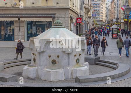 Belgrado, Serbia - 17 aprile 2022: Fontana dell'acqua di Delijska nella zona pedonale di via Knez Mihailova nel centro della città della capitale in primavera. Foto Stock