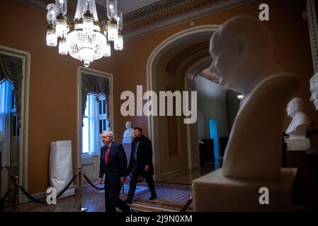 Washington, Vereinigte Staaten. 24th maggio 2022. Il leader della minoranza del Senato degli Stati Uniti Mitch McConnell (repubblicano del Kentucky) arriva al Campidoglio degli Stati Uniti quando il Senato si riunisce per la giornata a Washington, DC, martedì 24 maggio 2022. Credit: Rod Lammey/CNP/dpa/Alamy Live News Foto Stock