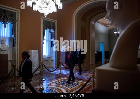 Washington, Vereinigte Staaten. 24th maggio 2022. Il leader della minoranza del Senato degli Stati Uniti Mitch McConnell (repubblicano del Kentucky) arriva al Campidoglio degli Stati Uniti quando il Senato si riunisce per la giornata a Washington, DC, martedì 24 maggio 2022. Credit: Rod Lammey/CNP/dpa/Alamy Live News Foto Stock