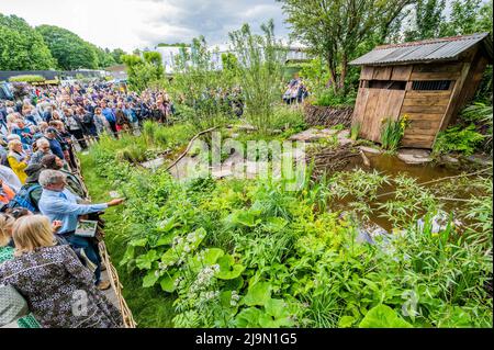 Londra, Regno Unito. 24th maggio 2022. Le folle si riuniscono intorno al Best Show Garden - Un giardino del paesaggio britannico che si dilata, Sponsor: Progetto che dà indietro, progettista: Lulu Urquhart e Adam Hunt - il Chelsea Flower Show 2022. Credit: Guy Bell/Alamy Live News Foto Stock