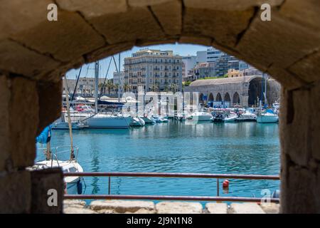 Heraklion, Grecia 15 maggio 2022, la vista del porto della capitale cretese, Heraklion Foto Stock