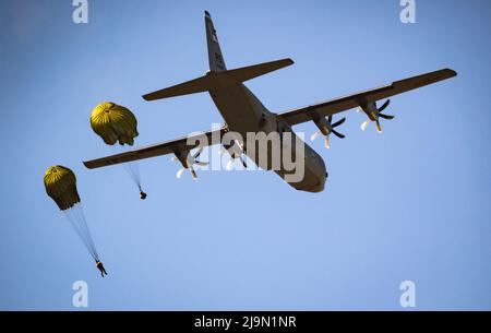 Paracadutisti che saltano fuori da un aereo di trasporto dell'aeronautica americana Lockheed Martin C-130 Hercules. Paesi Bassi - 21 settembre 2019 Foto Stock