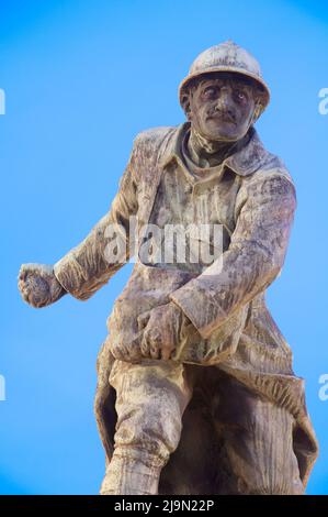 Ricordo. Una prima mondiale di un memoriale di guerra nella piazza del mercato di Montlhéry. La statua in bronzo mostra un fante francese lanciare una granata. La Francia. Foto Stock