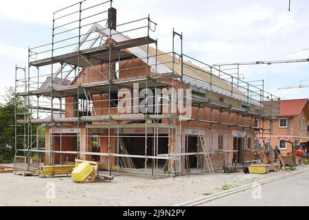 Hohenlinden, Germania. 23rd maggio 2022. Costruzione di case, casa singola, conchiglia, ponteggio, area di costruzione, Nuova area di costruzione, edilizia, nuova costruzione a Baden Wuerttemberg nel distretto di Boeblingen edifici, immobiliare, nuova costruzione, casa semi-indipendente, casa semi-indipendente, area di costruzione, nuova area di costruzione. Costruzione residenziale, appartamento in affitto, affitto, boom edilizio, casa in affitto, costruzione, costruzione, costruzione, immobiliare, immobiliare, cantiere, cantiere. Credit: dpa/Alamy Live News Foto Stock