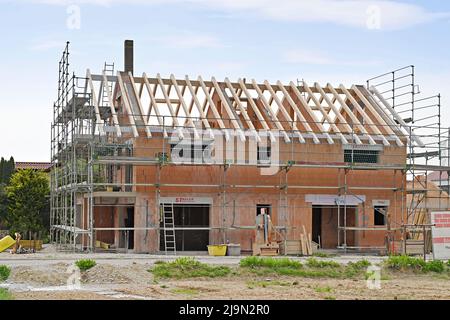 Hohenlinden, Germania. 23rd maggio 2022. Costruzione di case, casa singola, conchiglia, ponteggio, area di costruzione, Nuova area di costruzione, edilizia, nuova costruzione a Baden Wuerttemberg nel distretto di Boeblingen edifici, immobiliare, nuova costruzione, casa semi-indipendente, casa semi-indipendente, area di costruzione, nuova area di costruzione. Costruzione residenziale, appartamento in affitto, affitto, boom edilizio, casa in affitto, costruzione, costruzione, costruzione, immobiliare, immobiliare, cantiere, cantiere. Credit: dpa/Alamy Live News Foto Stock