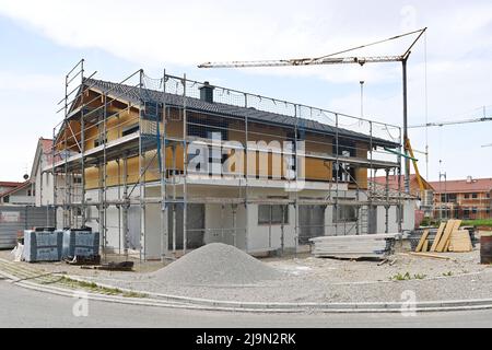 Hohenlinden, Germania. 23rd maggio 2022. Costruzione di case, casa singola, conchiglia, ponteggio, area di costruzione, Nuova area di costruzione, edilizia, nuova costruzione a Baden Wuerttemberg nel distretto di Boeblingen edifici, immobiliare, nuova costruzione, casa semi-indipendente, casa semi-indipendente, area di costruzione, nuova area di costruzione. Edilizia residenziale, affitto appartamento, affitto, boom edilizio, affitto casa, costruzione, costruzione, costruzione, immobiliare, immobiliare, cantiere, cantiere. Credit: dpa/Alamy Live News Foto Stock