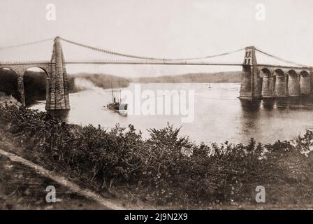 Ponte Menai con nave a vapore che naviga sotto circa 1887, Galles settentrionale, costruito da Thomas Telford Foto Stock