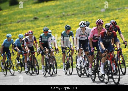 Foto Fabio Ferrari / LaPresse 24 Maggio 2022 Salò, Italia sport ciclismo giro d'Italia 2022 - edizione 105 - tappa 16 - Salò - Aprica (Sforzato Wine Stage) nella foto: un momento della gara Foto Fabio Ferrari / LaPresse Maggio 24, 2022 Salò, Italy sport Cycling giro d'Italia 2022 - edizione 105th - tappa 16 - da Salò ad Aprica (tappa del vino Sforzato) nella foto: Durante la gara/ (Foto: La Presse / PRESSINPHOTO) Foto Stock