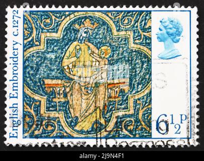 GRAN BRETAGNA - CIRCA 1970: Un francobollo stampato in Gran Bretagna mostra Virgin and Child, dettaglio da Clare Chasuble, Natale, circa 1970 Foto Stock