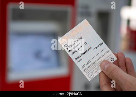 Berlino, Germania. 23rd maggio 2022. Un biglietto da 9 euro. Credit: Monika Skolimowska/dpa/Alamy Live News Foto Stock