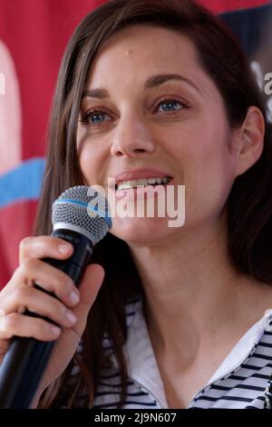 Cannes, Francia. 20th maggio 2022. Marion Cotillard partecipa alla conferenza stampa 'Newtopia' durante l'annuale Festival del Cinema di Cannes del 75th, il 20 maggio 2022 a Cannes, Francia. Foto: Jaak Moineau/imageSPACE/Sipa USA Credit: Sipa USA/Alamy Live News Foto Stock