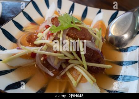 Stile thailandese, uova salate e insalata speziata di salsiccia cinese. Foto Stock