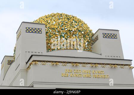 VIENNA, AUSTRIA - 15 MAGGIO 2019: Questa è la sfera dorata di apertura della Casa della Secessione che è uno dei monumenti architettonici più importanti. Foto Stock