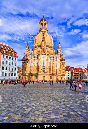 Centro di Dresda piazza della città e la cattedrale barocca nostra Signora Frauenkirche, Germania Foto Stock