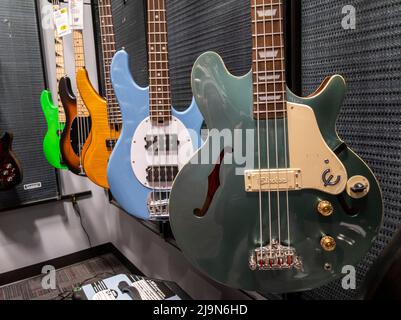 Lynnwood, WA USA - circa Maggio 2022: Vista di varie chitarre basso in vendita all'interno di un negozio di strumenti musicali Guitar Center. Foto Stock