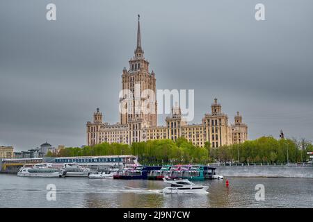 Vista del Radisson Collection Hotel, l'ex Ucraina Hotel e il Radisson Royal Flotilla presso il porto turistico sul marciapiede Taras Shevchenko: Mosc Foto Stock