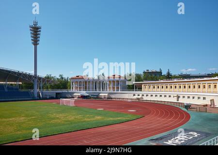 Meteor Stadium a Zhukovsky, vista dell'ingresso principale ad arco dello stadio: Zhukovsky, Russia - 22 maggio 2022 Foto Stock